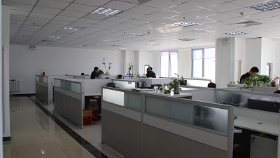 公司办公大楼外观,现代化建筑,玻璃幕墙,企业标识,绿色植物环绕