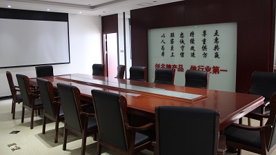 现代化工厂车间内部,工人操作设备,生产线运转,安全防护措施完善
